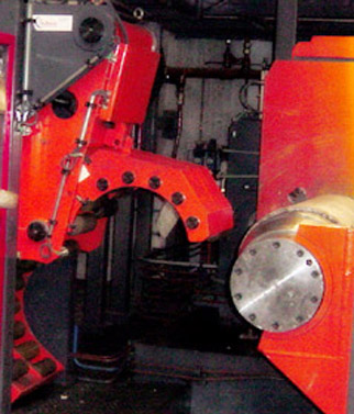 Automatic threading machine for aluminium at travelling position.